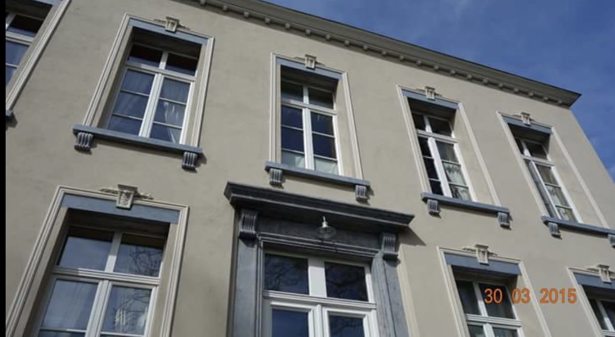 Finition en pierre bleu Belge et moulures